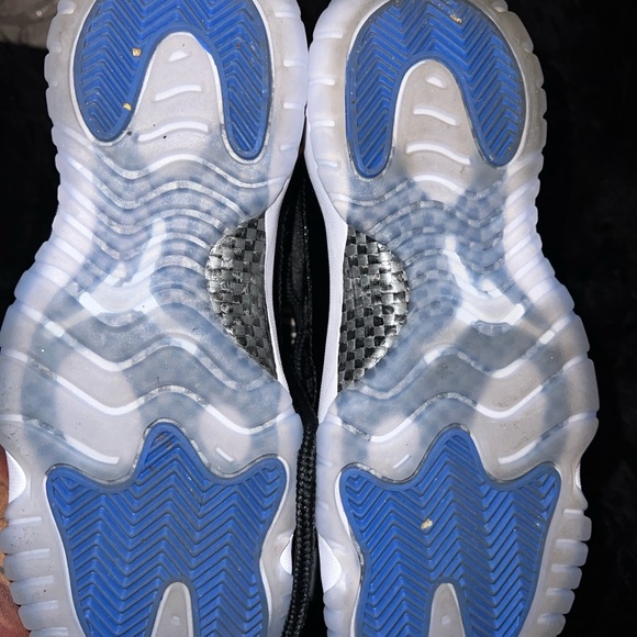 AIR JORDAN 11 RETRO LOW (Grade School) - Picture 6 of 12